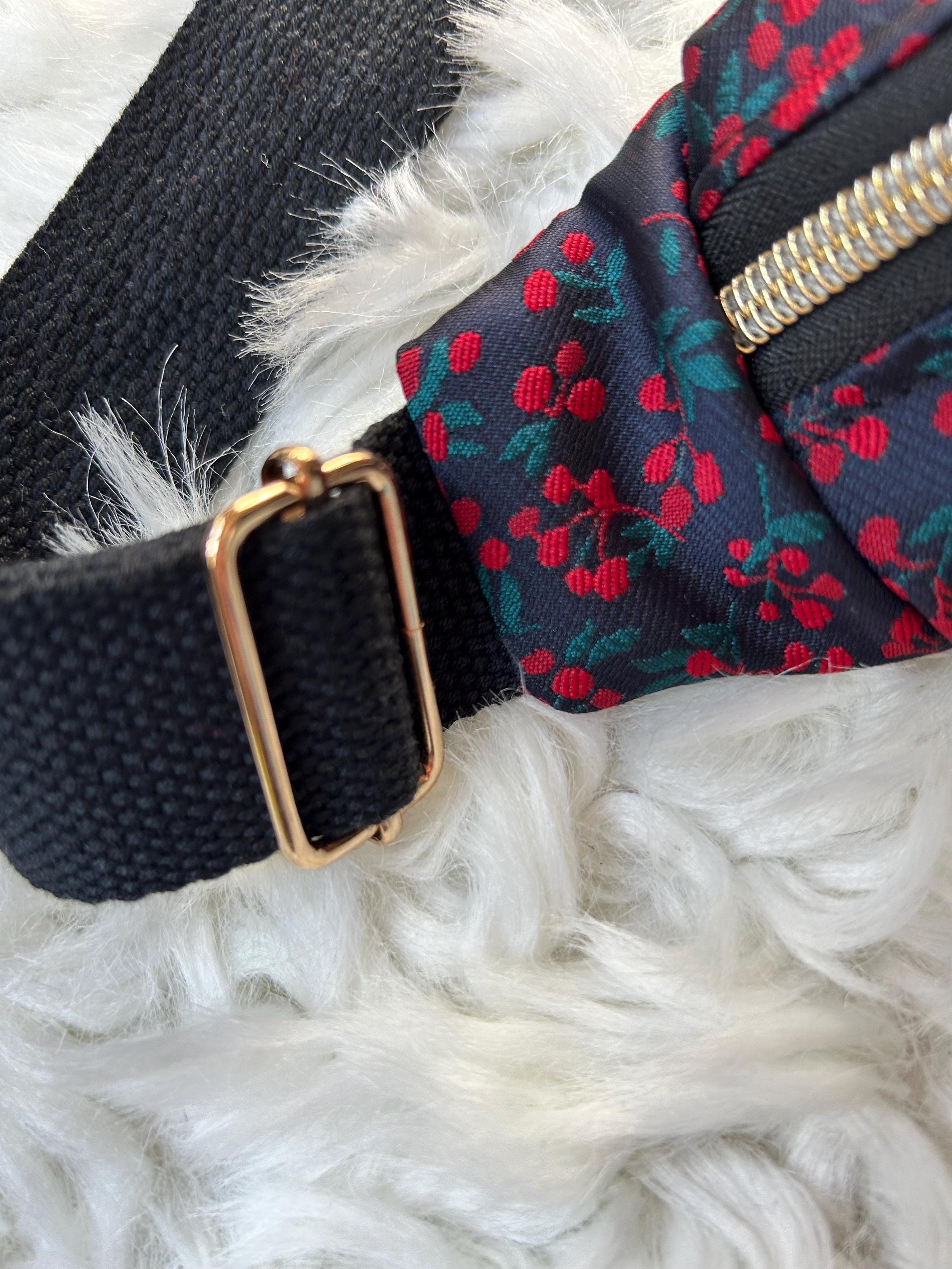 Sac banane femme Hiver | Jacquard satiné bleu marine motifs houx & doublure rougeSac Femme Zage Colorful Life