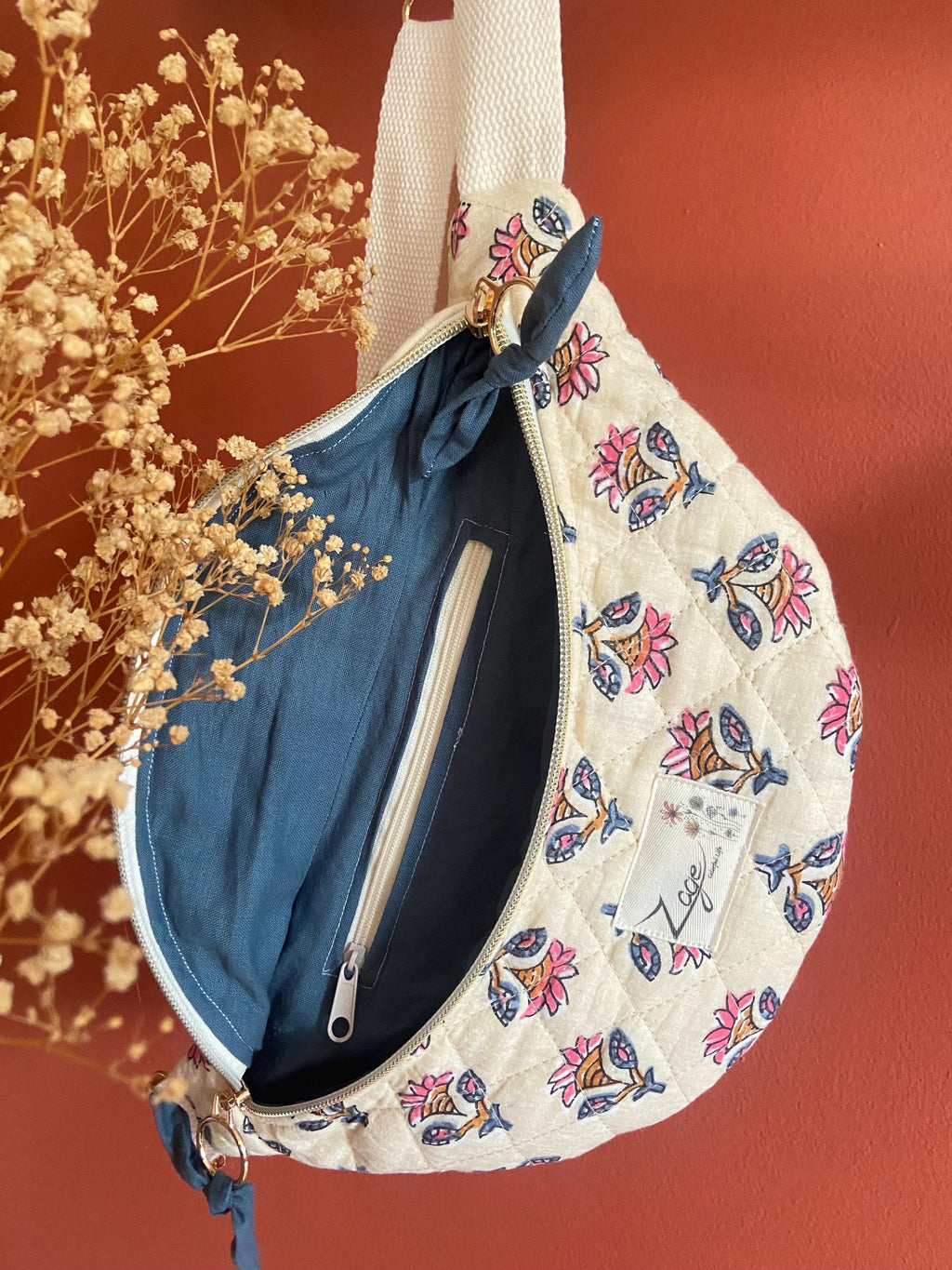 Sac Banane Femme  | Matelassé motifs Indy fleurs roses et bleues & doublure bleue pétroleSac Femme Zage Colorful Life