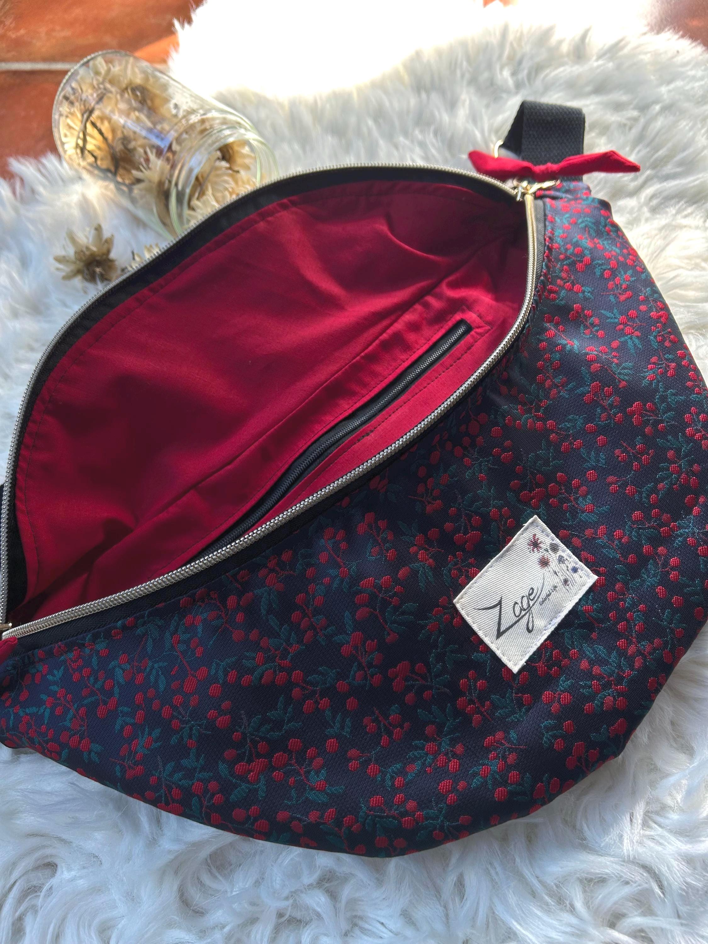 Sac banane femme Hiver | Jacquard satiné bleu marine motifs houx & doublure rougeSac Femme Zage Colorful Life
