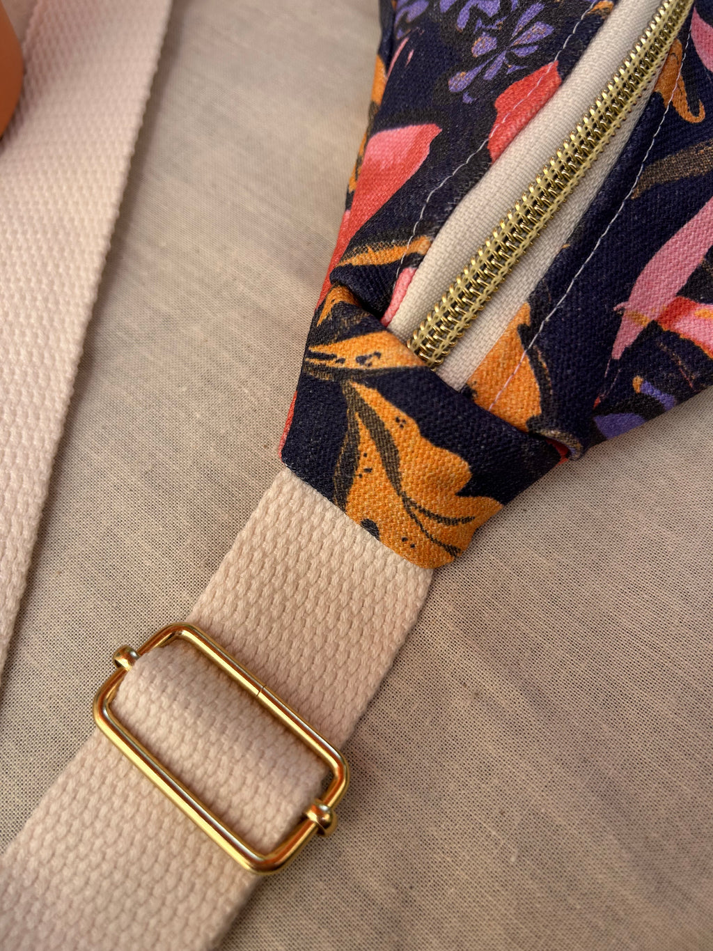 Sac banane femme Eté | Toile de coton fleurie colorée foncée & doublure orangeSac Femme Zage Colorful Life