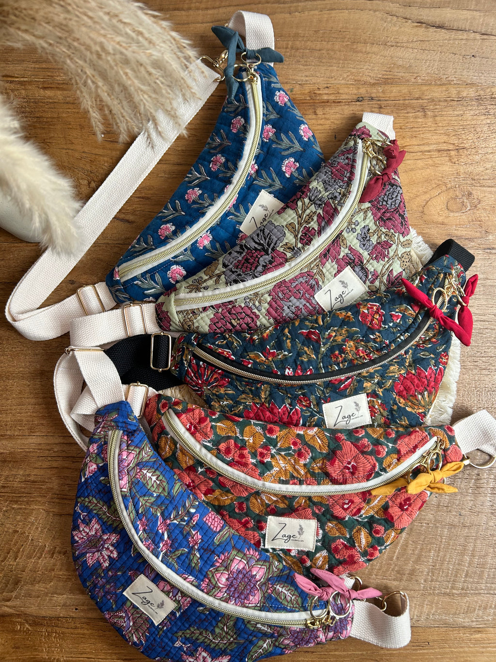 Sac banane femme Matelassé | Tissu matelassé bleu fleuri & doublure bleu pétroleSac Femme Zage Colorful Life