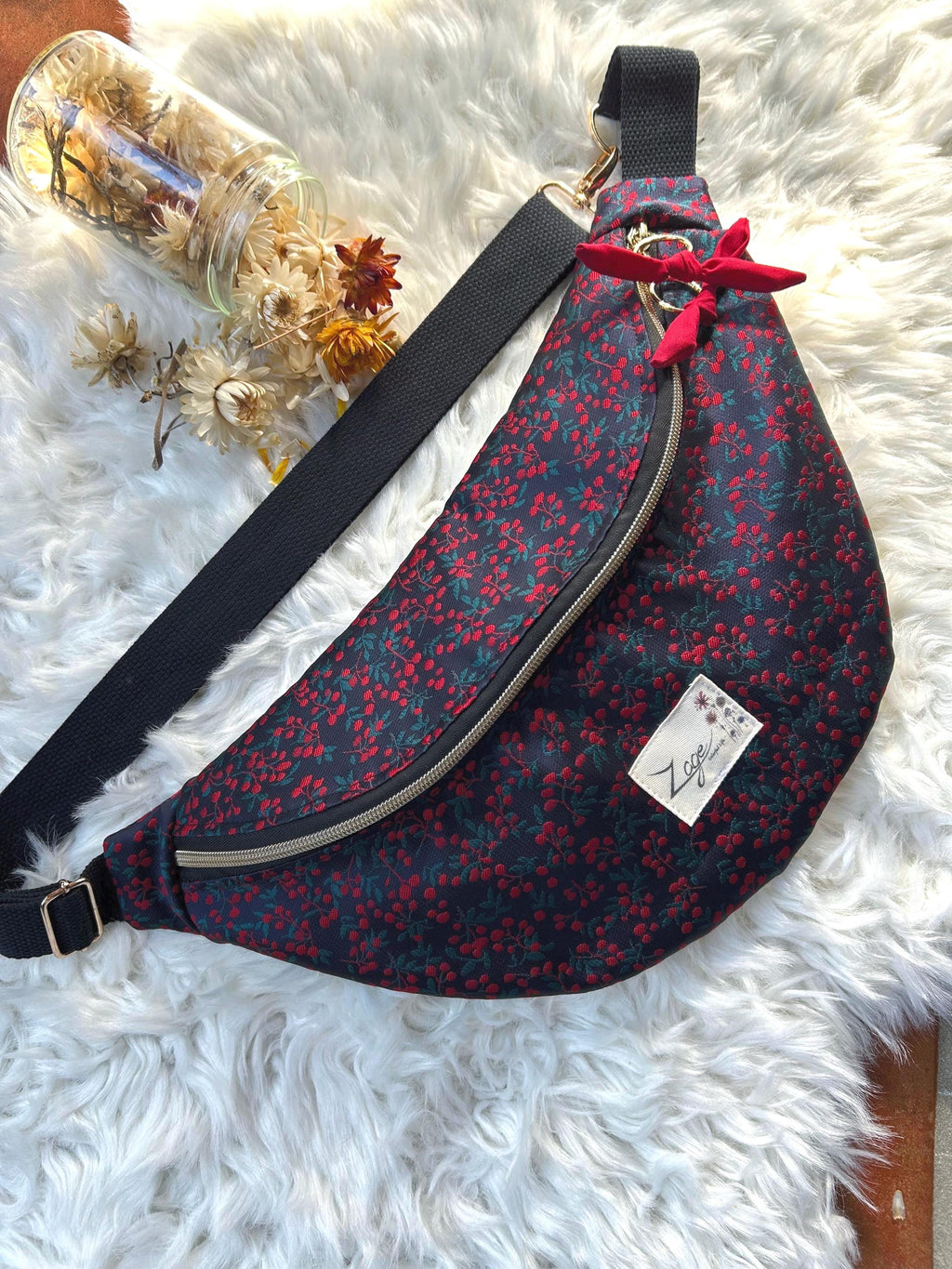 Sac banane femme Hiver | Jacquard satiné bleu marine motifs houx & doublure rougeSac Femme Zage Colorful Life