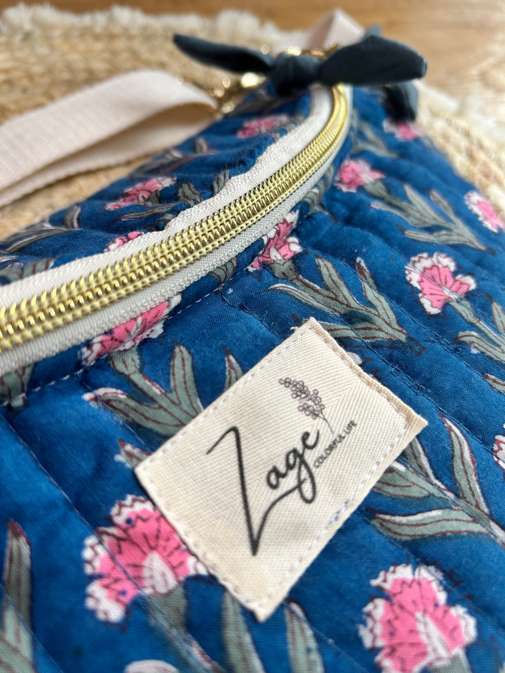 Sac banane femme Matelassé | Tissu matelassé bleu fleuri & doublure bleu pétroleSac Femme Zage Colorful Life