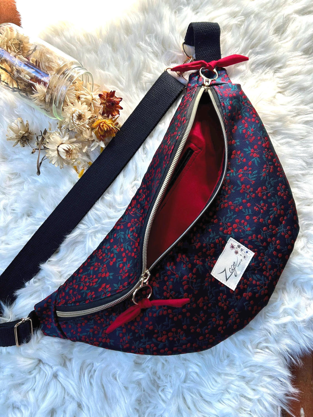 Sac banane femme Hiver | Jacquard satiné bleu marine motifs houx & doublure rougeSac Femme Zage Colorful Life