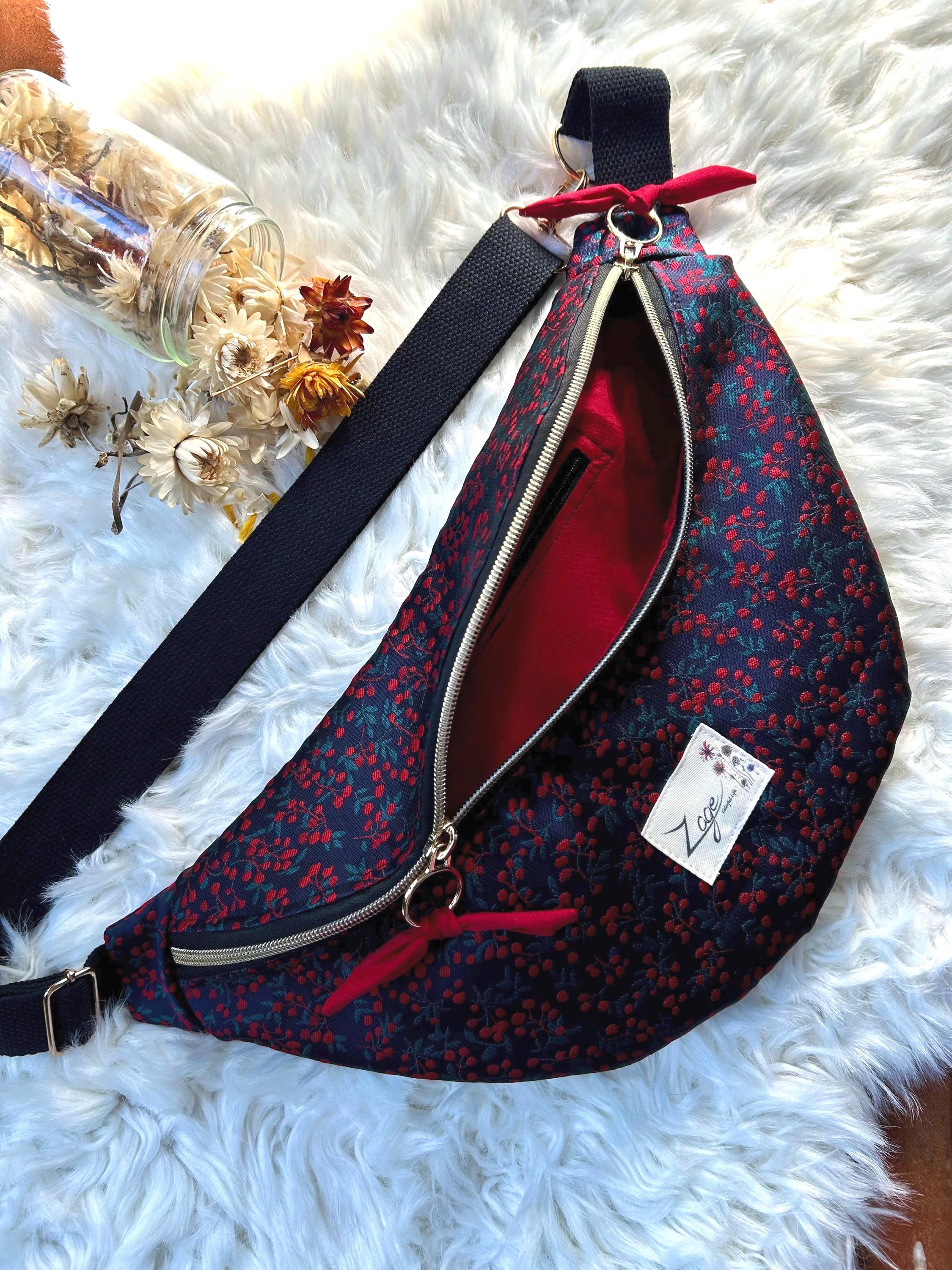 Sac banane femme Hiver | Jacquard satiné bleu marine motifs houx & doublure rougeSac Femme Zage Colorful Life