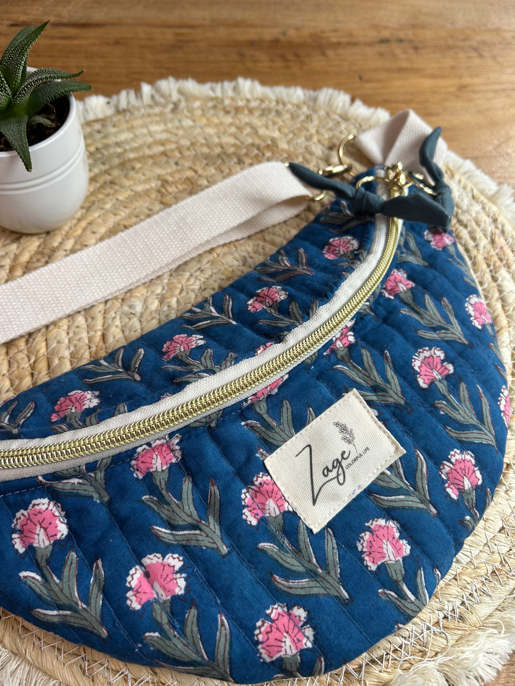 Sac banane femme Matelassé | Tissu matelassé bleu fleuri & doublure bleu pétroleSac Femme Zage Colorful Life