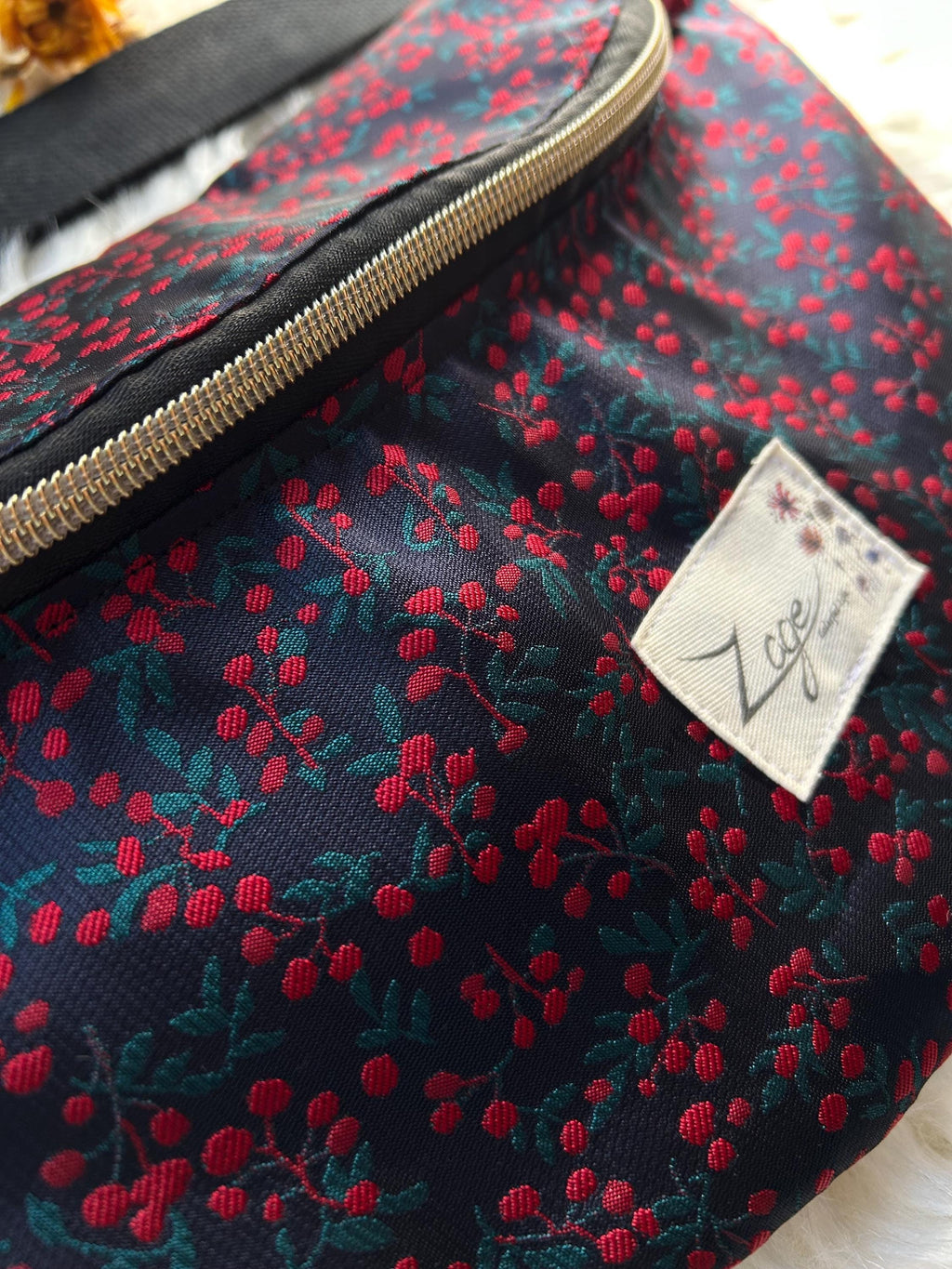 Sac banane femme Hiver | Jacquard satiné bleu marine motifs houx & doublure rougeSac Femme Zage Colorful Life