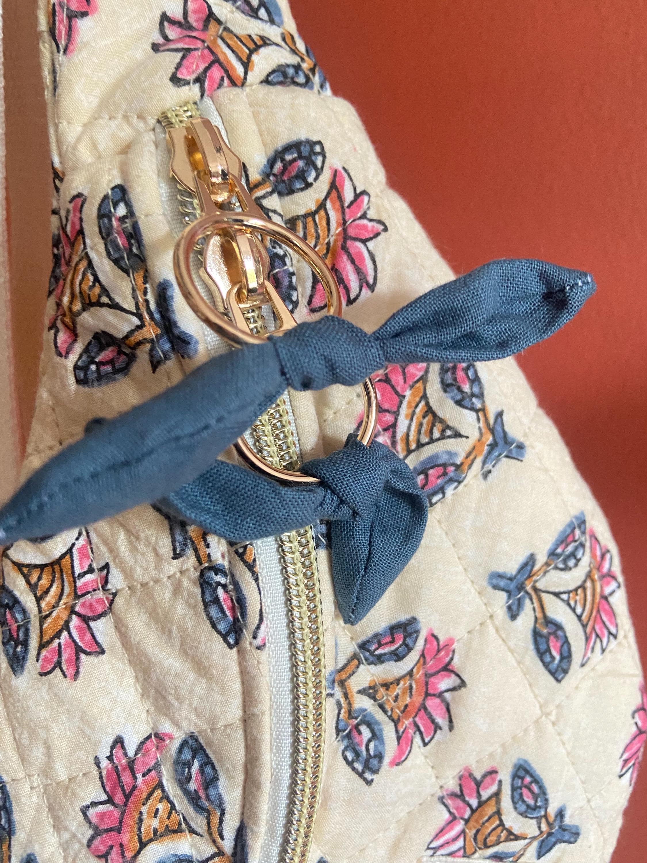 Sac Banane Femme  | Matelassé motifs Indy fleurs roses et bleues & doublure bleue pétroleSac Femme Zage Colorful Life