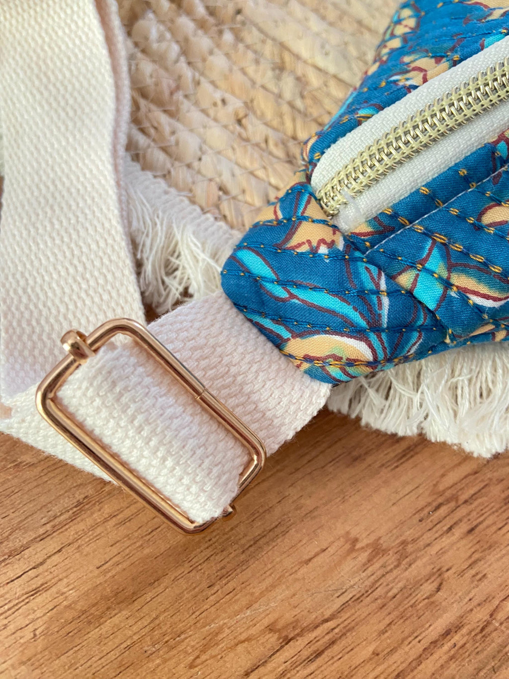 Sac banane femme Matelassé | Tissu matelassé indy motifs ocre sur fond bleu & doublure bleu vertSac Femme Zage Colorful Life