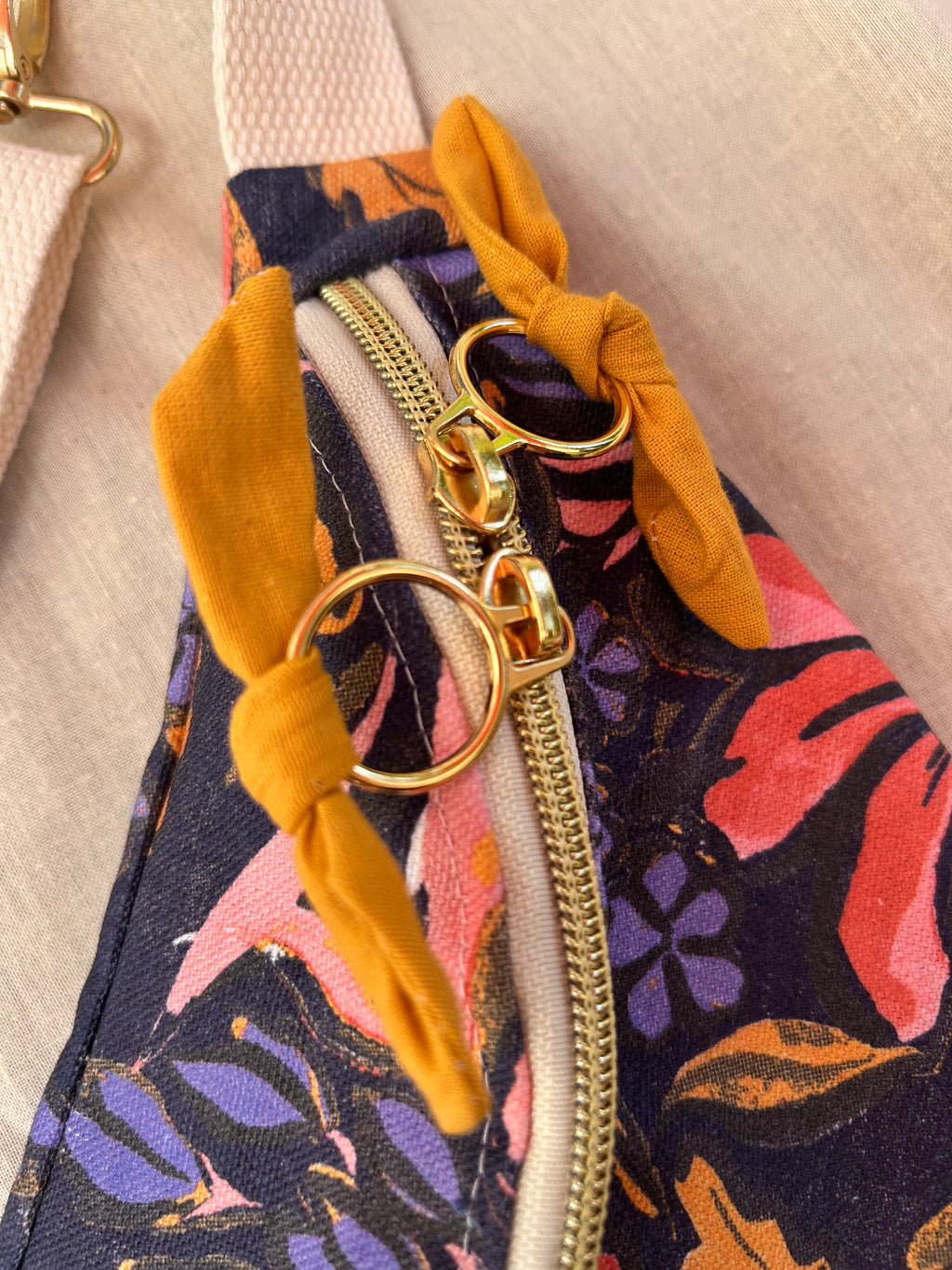 Sac banane femme Eté | Toile de coton fleurie colorée foncée & doublure orangeSac Femme Zage Colorful Life