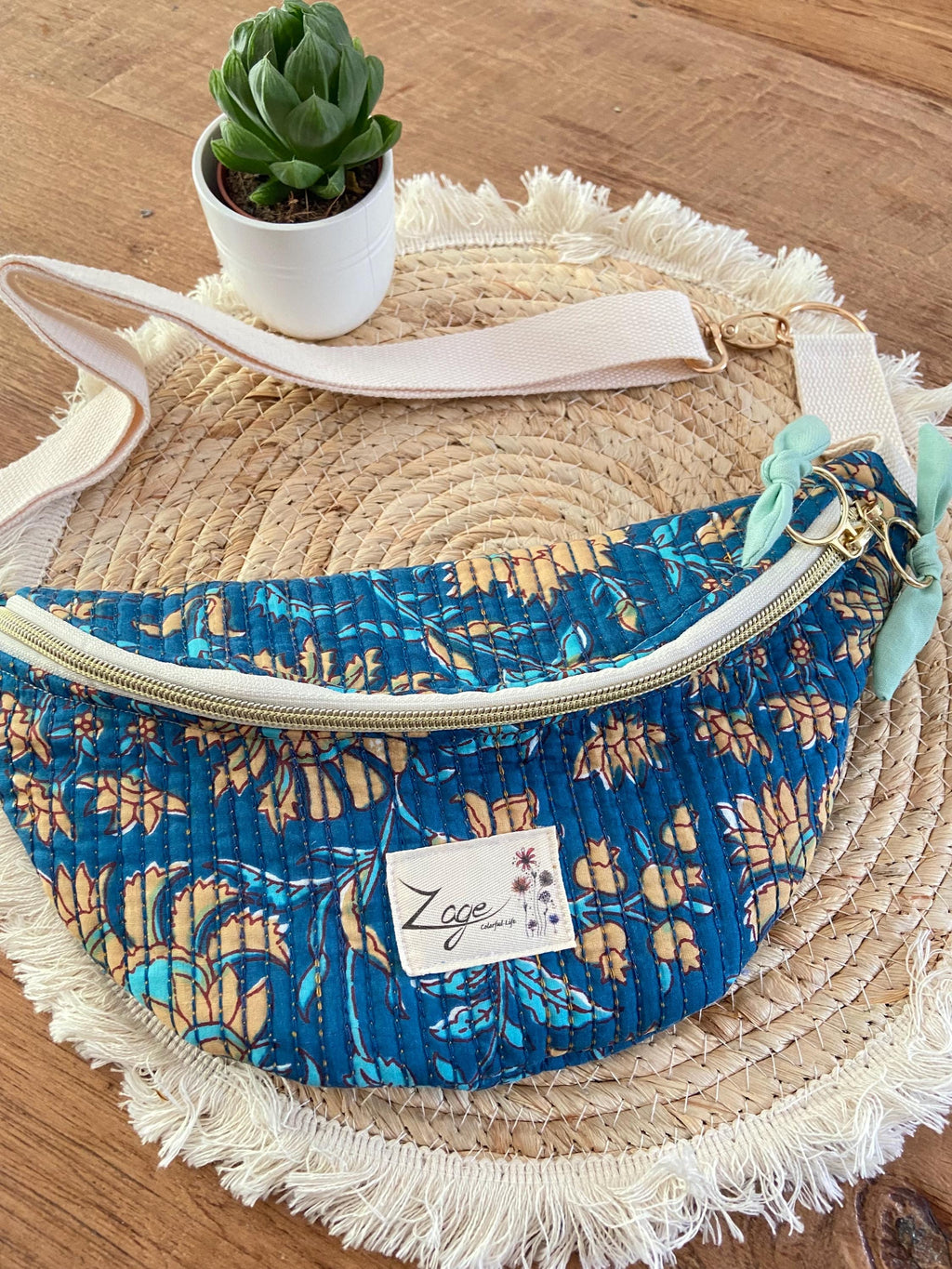 Sac banane femme Matelassé | Tissu matelassé indy motifs ocre sur fond bleu & doublure bleu vertSac Femme Zage Colorful Life