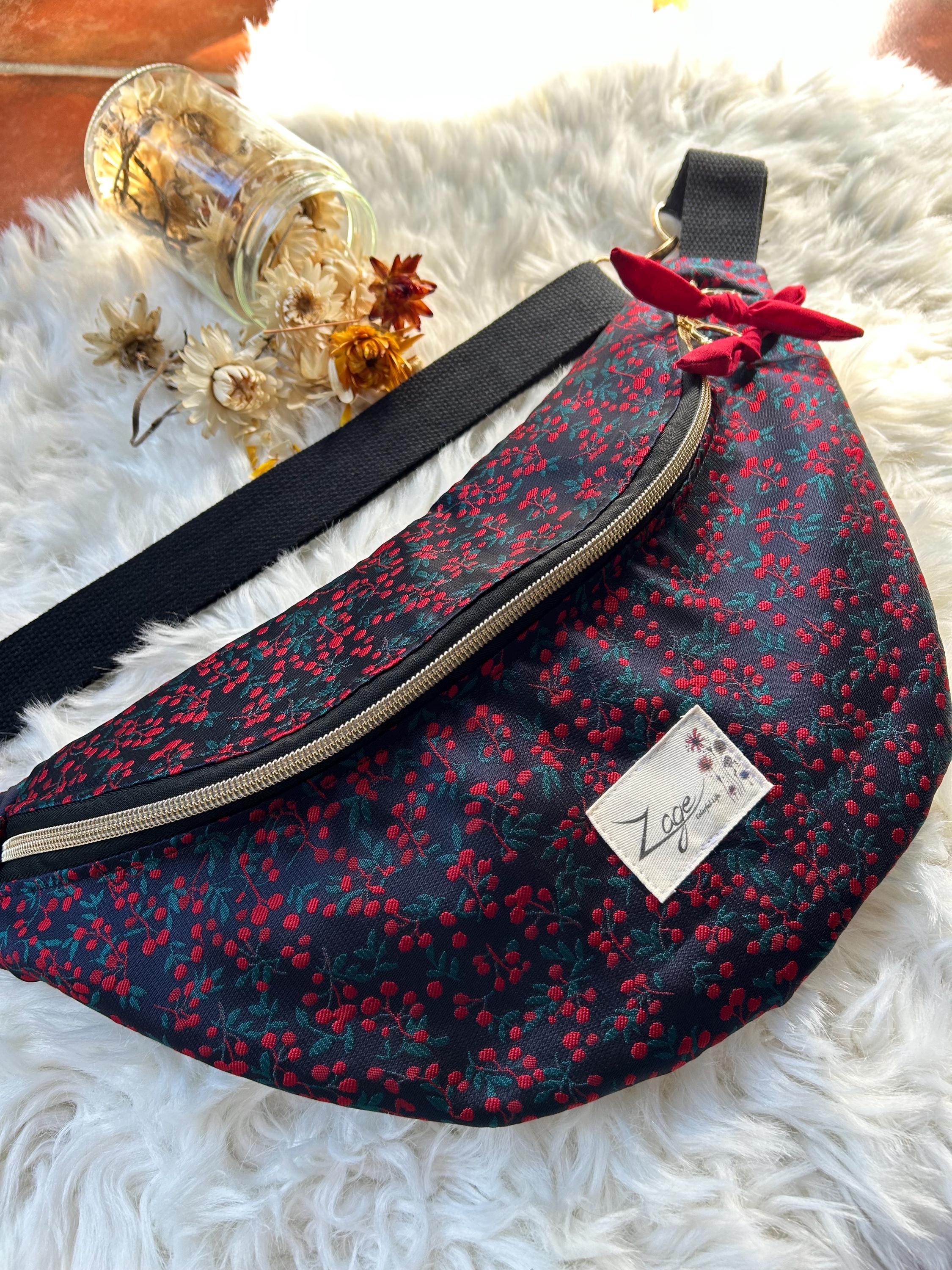 Sac banane femme Hiver | Jacquard satiné bleu marine motifs houx & doublure rougeSac Femme Zage Colorful Life