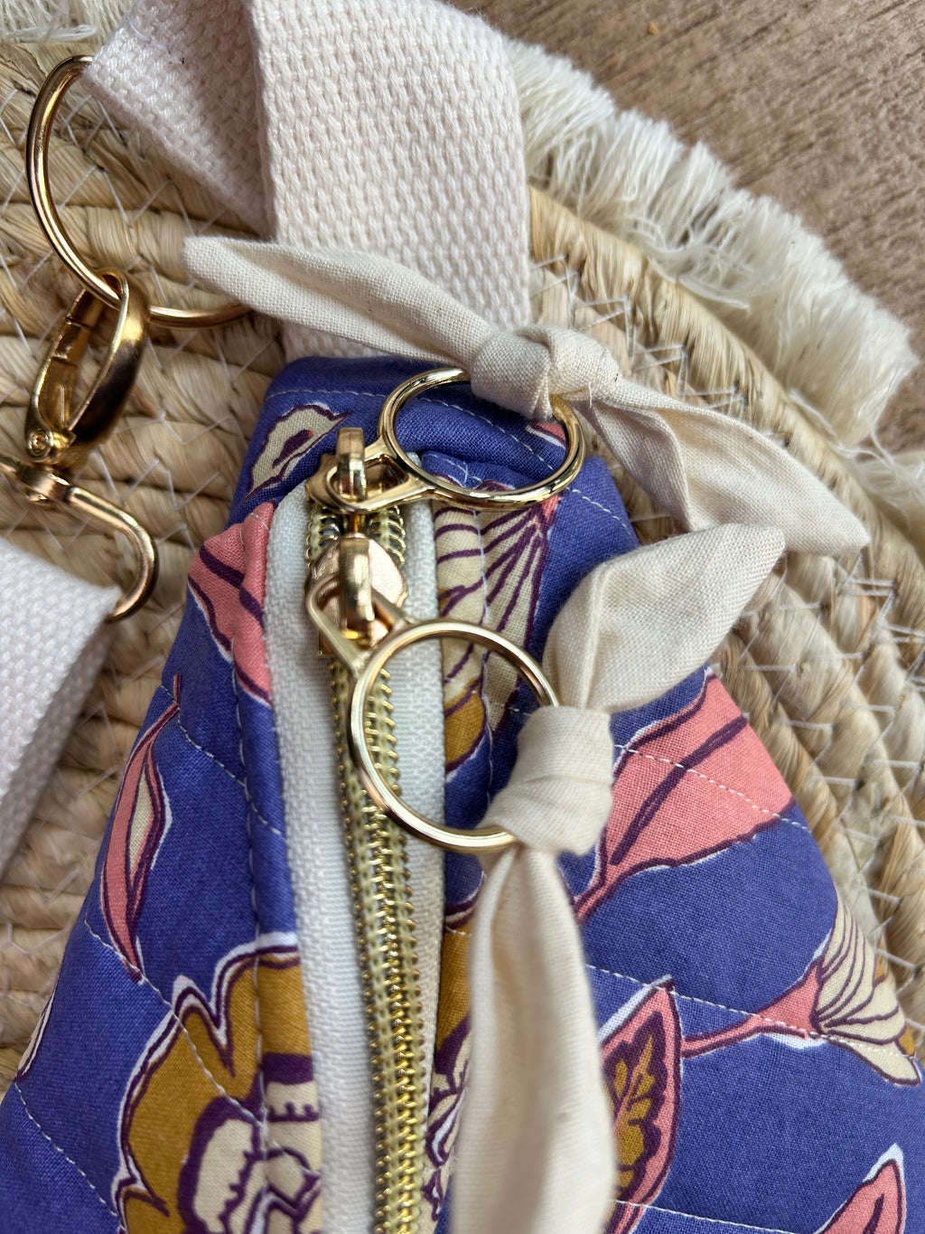 Sac banane femme Matelassé | Tissu matelassé bleu fleuri & doublure beigeSac Femme Zage Colorful Life