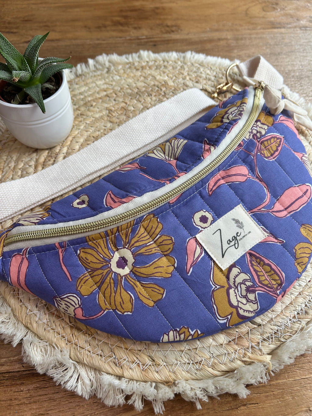 Sac banane femme Matelassé | Tissu matelassé bleu fleuri & doublure beigeSac Femme Zage Colorful Life