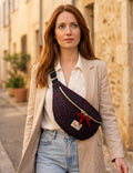 Sac banane femme Hiver | Jacquard satiné bleu marine motifs houx & doublure rougeSac Femme Zage Colorful Life