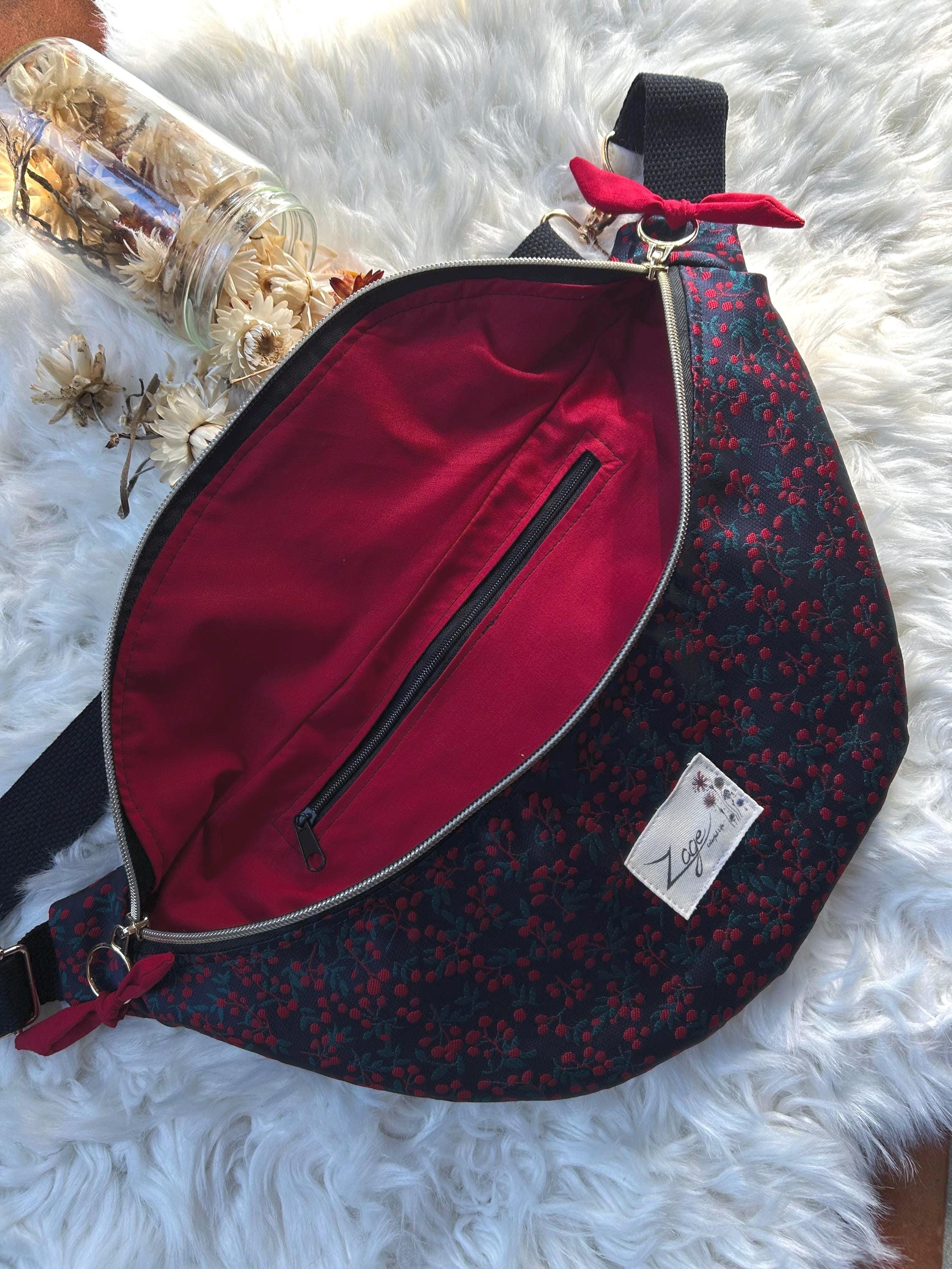 Sac banane femme Hiver | Jacquard satiné bleu marine motifs houx & doublure rougeSac Femme Zage Colorful Life