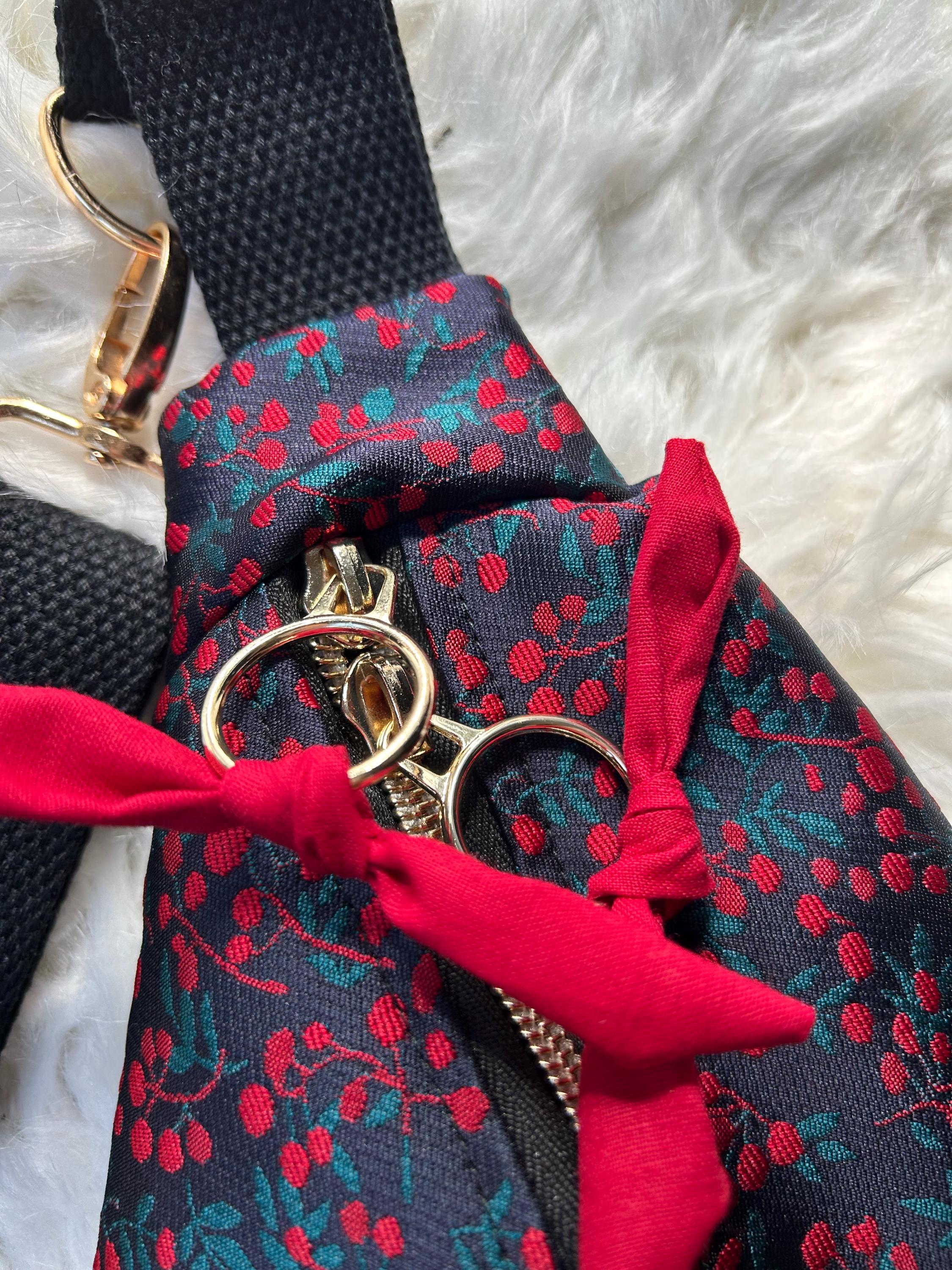 Sac banane femme Hiver | Jacquard satiné bleu marine motifs houx & doublure rougeSac Femme Zage Colorful Life