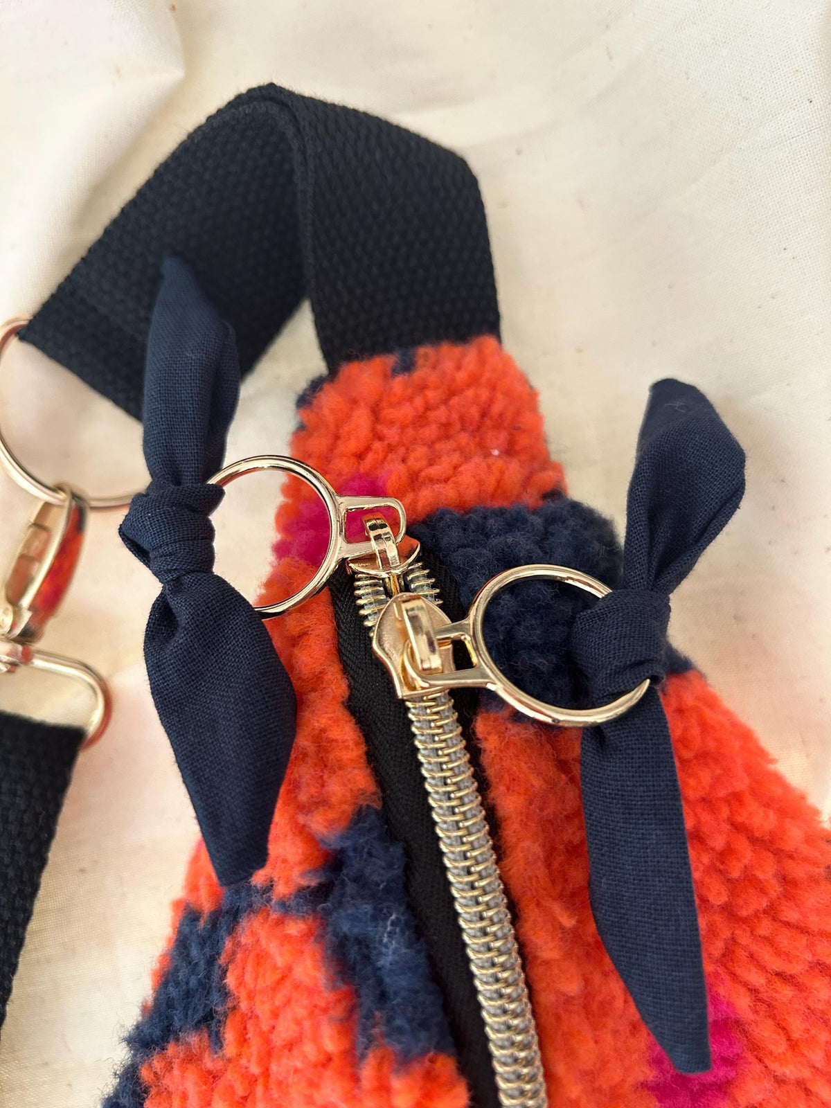 Sac banane femme hiver | Bouclettes / Sherpa  bleu marine fleuries orange, doublure bleu marine | Flower Fanny Pack, Bum bag, GürteltascheSac Femme Zage Colorful Life