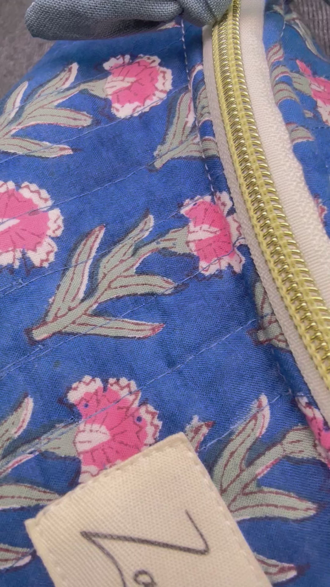 Sac banane femme Matelassé | Tissu matelassé bleu fleuri & doublure bleu pétrole